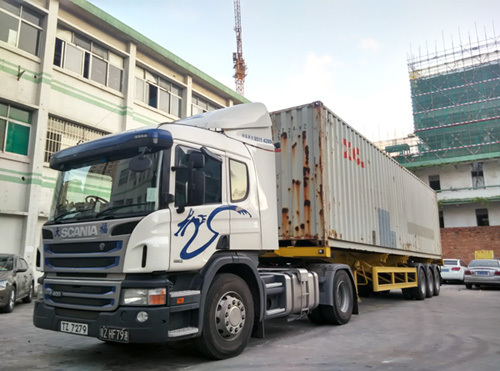 装满货准备下港的中港拖车